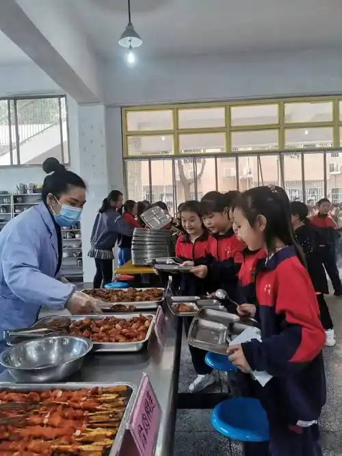 (图片可滑动查看)学校食堂精心为孩子们准备了美味大餐,多种素菜,荤菜