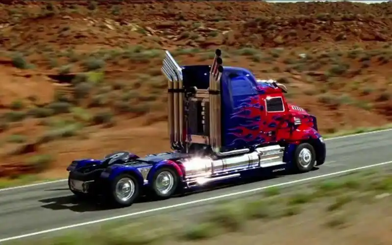 这么炫酷!擎天柱随手一扫,废旧大卡车直接换新