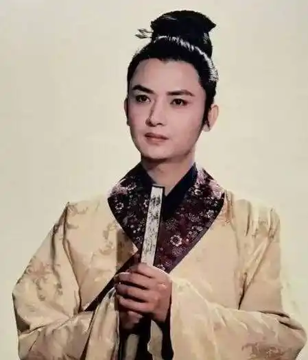 虽然他是扬剧演员,却被黄梅戏导演借用,演出《桃花扇》中的侯方域