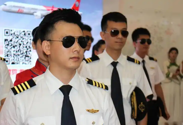 总是把帅气,颜值与空少岗位相关联;但再好的工作也需要稳定的收入支撑