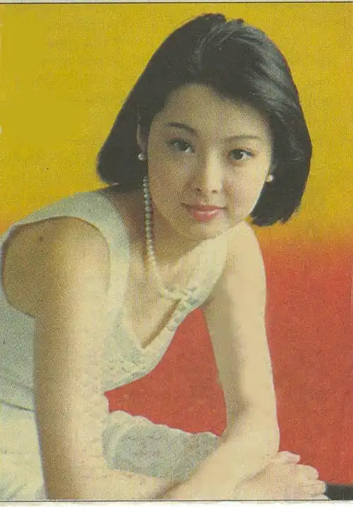 老公曝袁立怀孕一月 袁立早年私密照性感却不艳俗