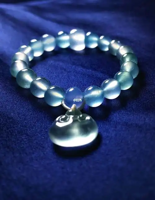 青海湖的万里浮云. 蓝刚玻璃翡翠珠子手串