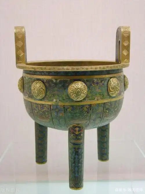 的一种器物,除了日常使用的功能之外,鼎多还是祭祀神灵时所使用的礼器