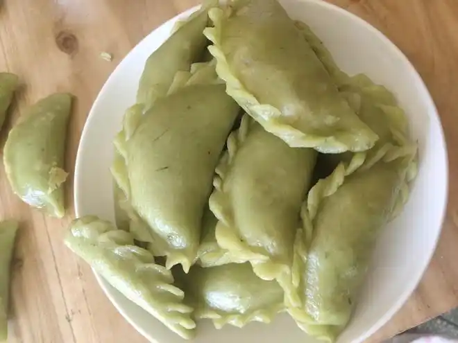 以大米为原料做成皮,五花肉做成馅的饺子.