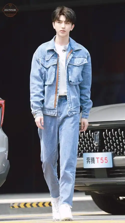 蔡徐坤最新路透图牛仔套装搭白t恤满屏的青春气息