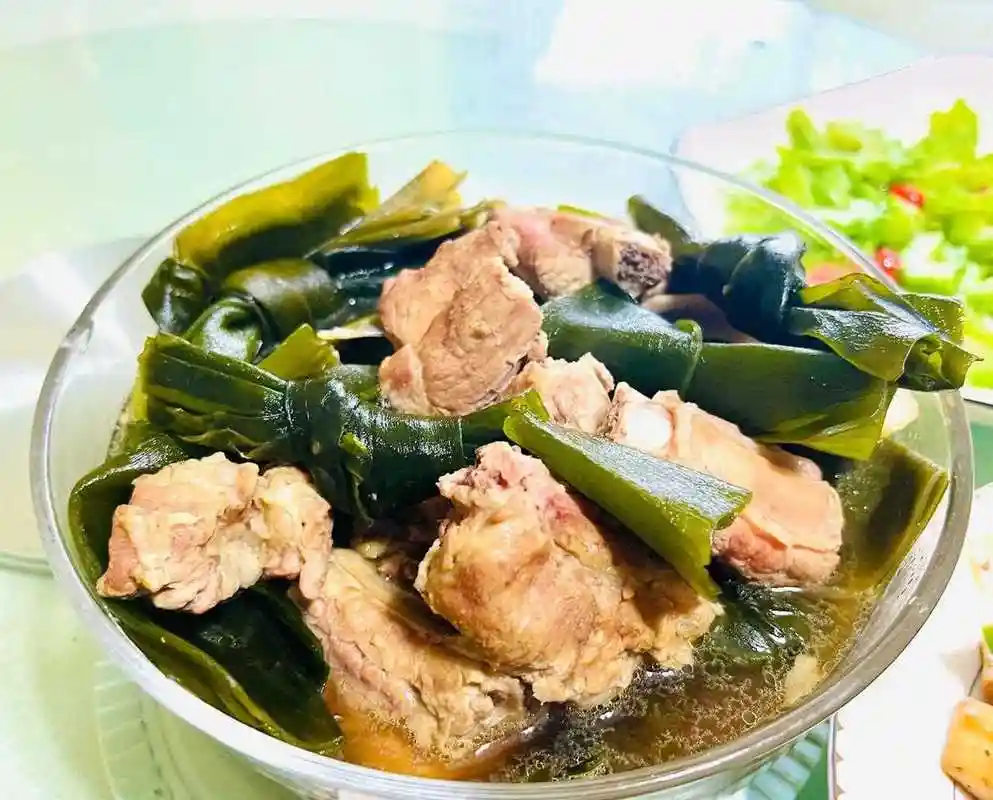 今日午餐排骨炖海带,杏鲍菇牛肉粒,炒空心菜,主食米饭!