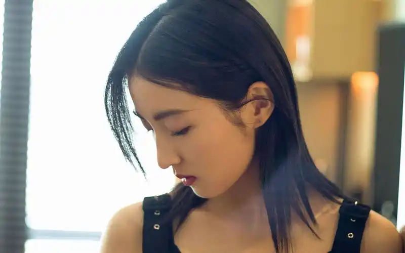 张子枫简洁唯美高清桌面壁纸