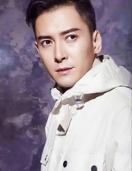 回顾韩栋长相帅气戏也好一年休4天假43岁有妻有女