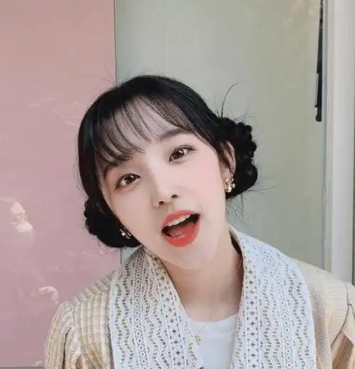 宋雨琦瘦身后开始秀腿穿奶油袜配小皮鞋腿伸直无敌撩