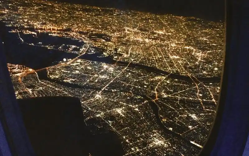 在飞机上看东京城市夜景灯光