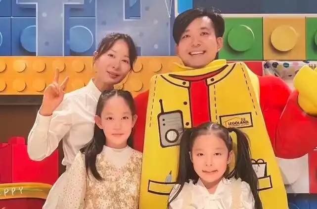 "塞娅公主"张恒罕晒全家福!两女儿娇俏可爱,老公长发似郑伊健