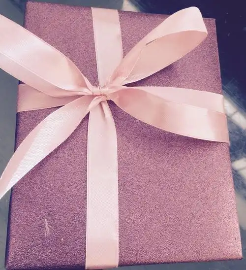 包礼物的人期待的就是收礼物的人拆开的那一刻