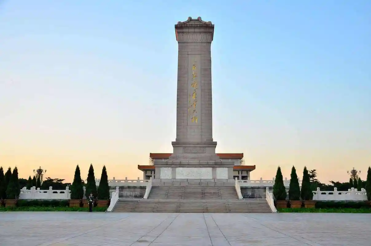 人民英雄纪念碑有37.94米高,百吨重,当年是如何运到北京的?