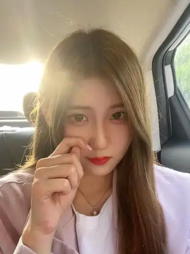 美女艺人王偲越在车上自拍美照欣赏