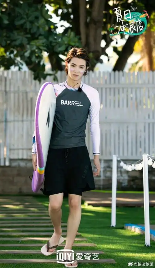 有些人表面光鲜亮丽,实则不好好穿拖鞋说的就是你吧,黄明昊可爱鬼