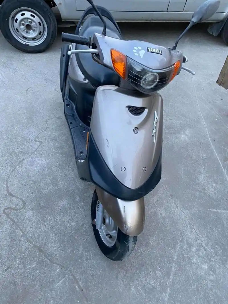 雅马哈巧格100,成色如图实拍,改装化油器劲更大,改装透镜大灯.