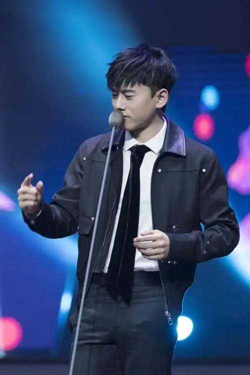 p>张杰(jason zhang),1982年12月20日出生于四川省成都市,中国流行男