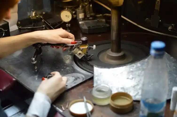 钻石诞生记:探访俄罗斯的钻石加工工厂