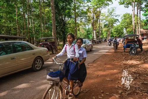 柬埔寨虽然国家穷困,但是学生的校服样子还不错哦!