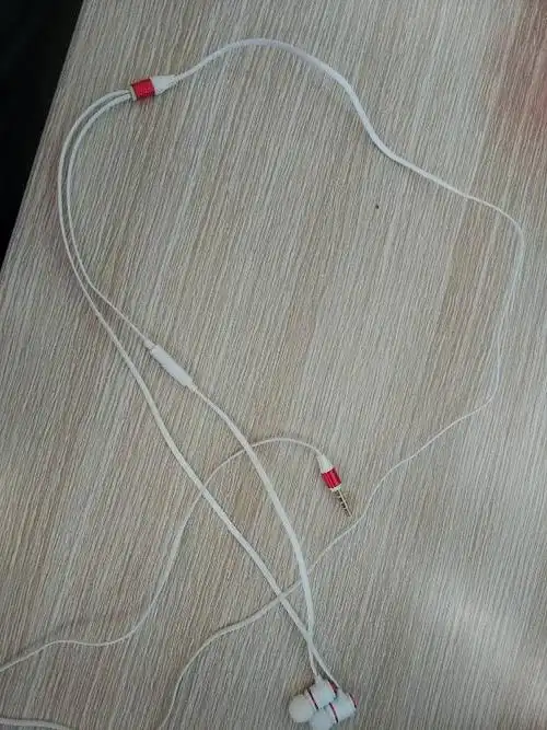 求大神将耳机p图成剪断的样子,谢谢!-.