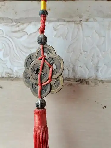 家门口不知道被谁挂了八个铜钱请问有什么寓意吗之前以为是七个今天数