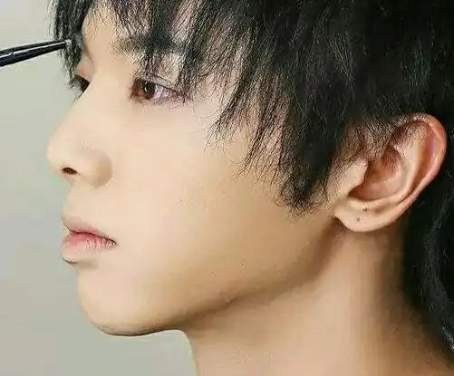 华晨宇整容了吗来看看不同时期面部的比较整理