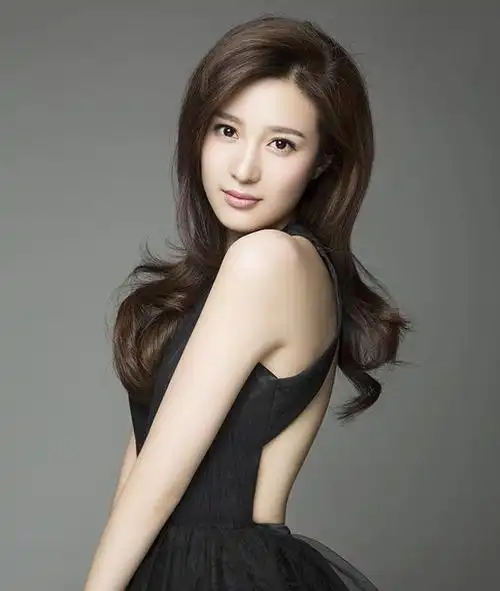 邬靖靖头发型图片