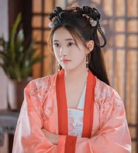 网剧《国子监来了个女弟子》赵露思饰演的桑祈造型俏皮可爱