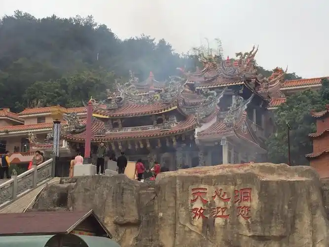 天心洞坐落在福建省南安市水头镇的琼花山麓,是南安独一无二的佛道两
