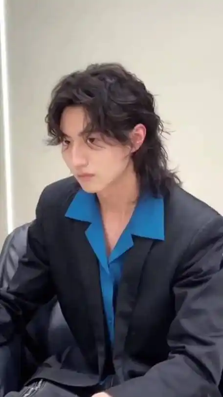 狼尾鲻鱼头的流行趋势在男生发型中越来越受欢迎