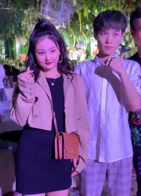 原创古早网红炫迈妹子吃毒蘑菇后颜值逆袭鲜肉老公送她服装厂