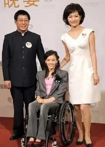 央视李梓萌长发真美!174身高穿裙子秀大长腿,戴金耳环有气质