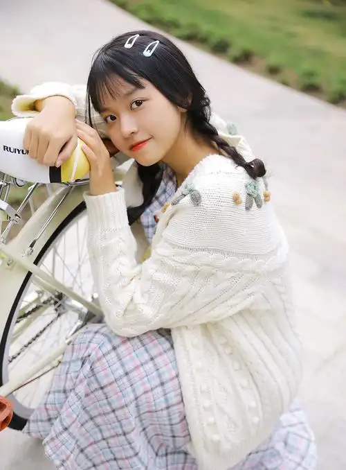 麻花辫美女清纯元气街拍图集_高清图集_新浪网