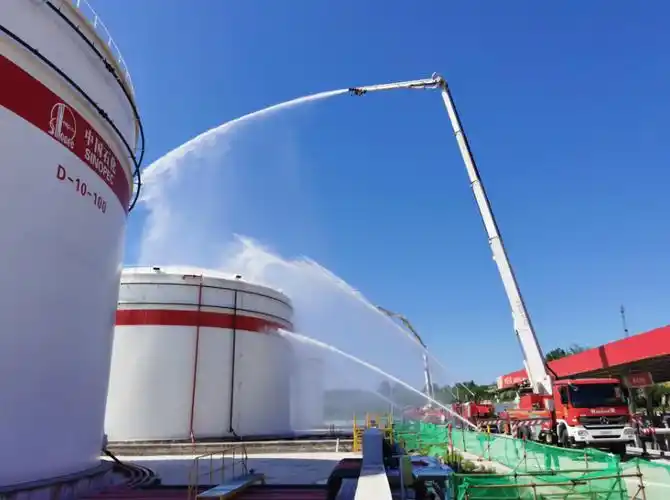 灭火机器人,举高喷射消防车齐上阵,油库消防演练丰台上演|救援_新浪