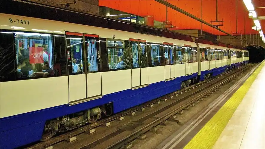 在马德里的地铁列车