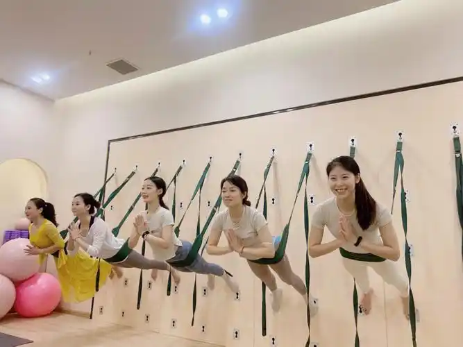 艾扬格墙绳打卡拍照