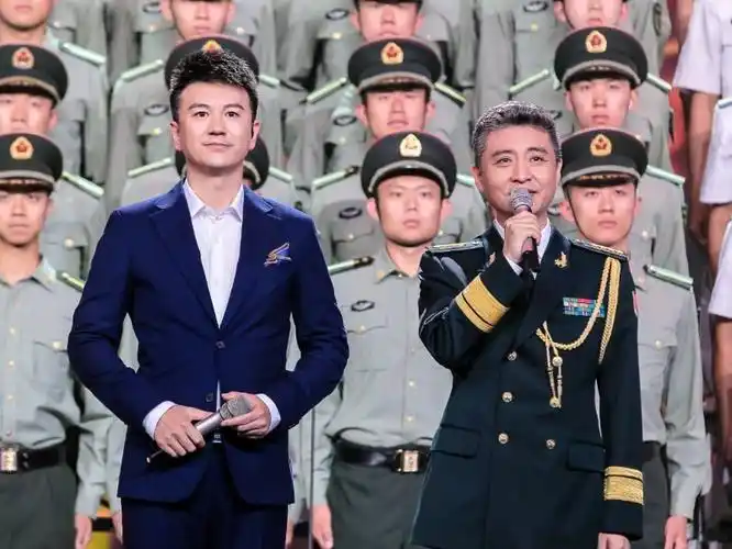 44岁周炜成宠妻狂魔他满头白发很深情娇妻却美如少女