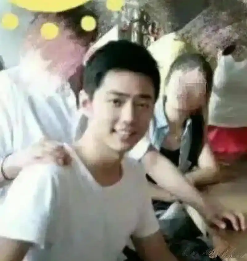 肖战大学时期的照片