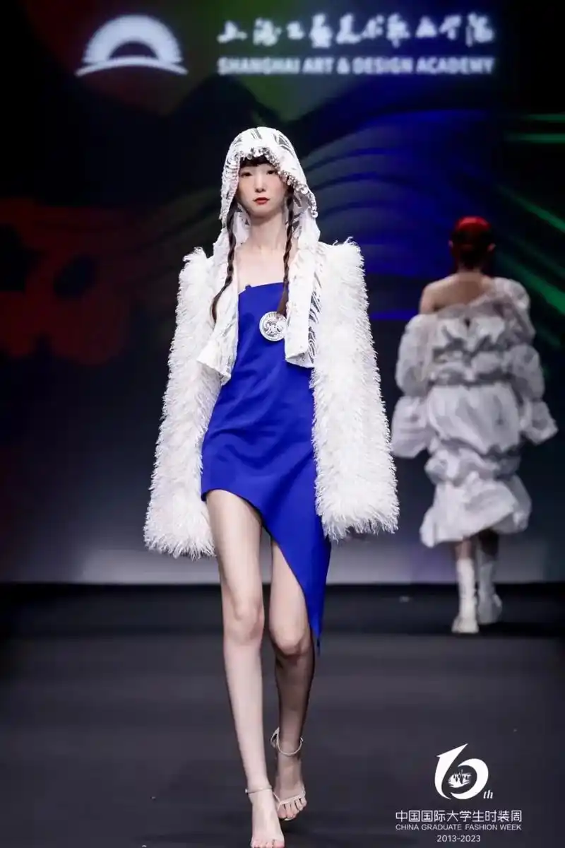 天津服装表演专业 导师秀场  闫馨月.模特在t台走秀,身着华 - 抖音