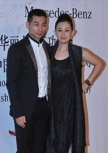 赵文卓的妻子张丹露就能将黑色穿出自己的风格,时而优雅大气