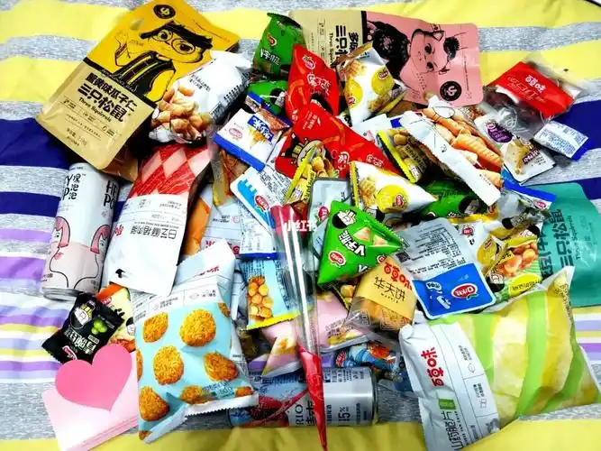 一床的零食,怕是要吃到放假过期吧0707