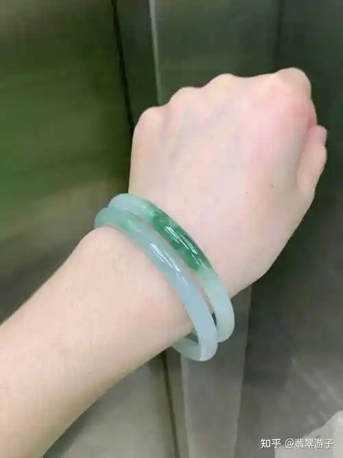 翡翠游子 的想法: 粉丝定在阿成这定做的叠戴叮当镯 两只冰… - 知乎