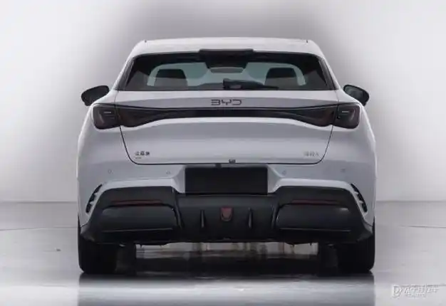 轴距为2820mm,轮胎规格为225/50r18