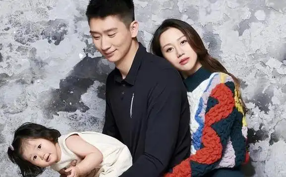 马布里47岁生日聚会孙悦新女友引关注:酷似陈露 长长腿吸睛