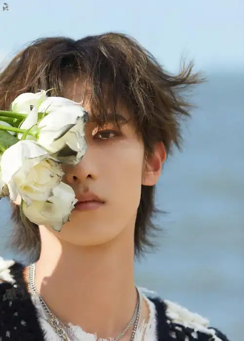 赵让海边白玫瑰氛围照##鲜果一夏音乐节