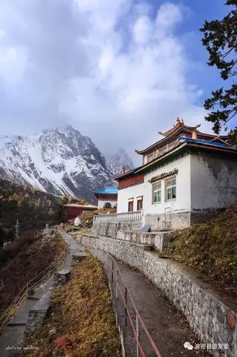 深秋一定要去嘎隆寺赏秋,桑烟寥寥,冰川围绕四周,除了秋色还有一份