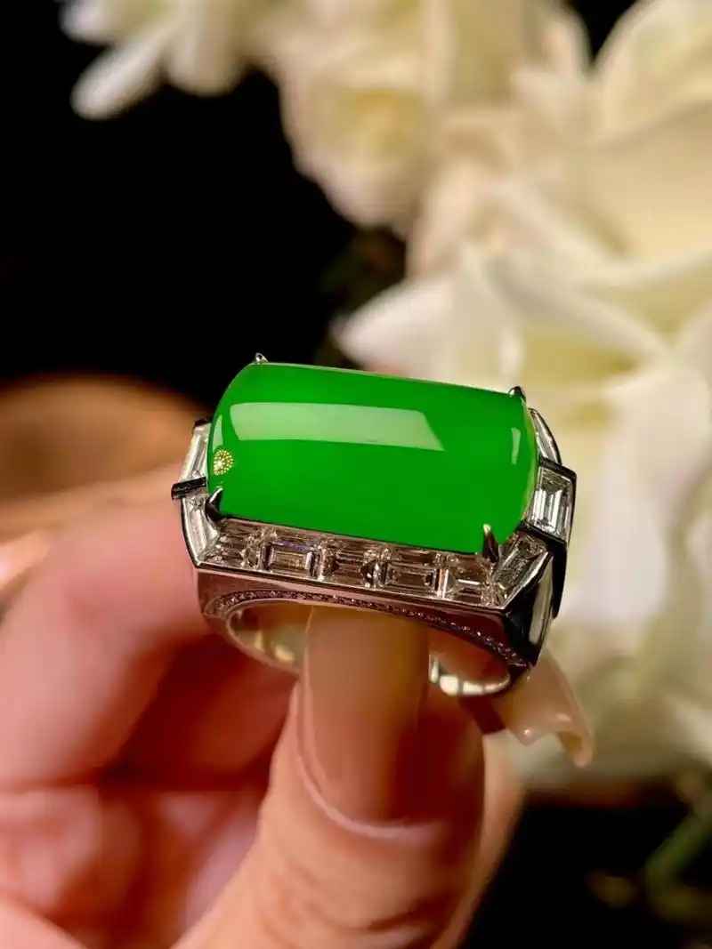 马鞍翡翠戒指 阳绿马鞍翡翠戒指,满满的钻石包镶,形体厚桩大气.