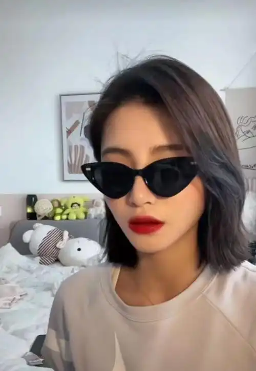 万小七能火并不是靠郝一点如今学历曝光引发无数粉丝惊叹