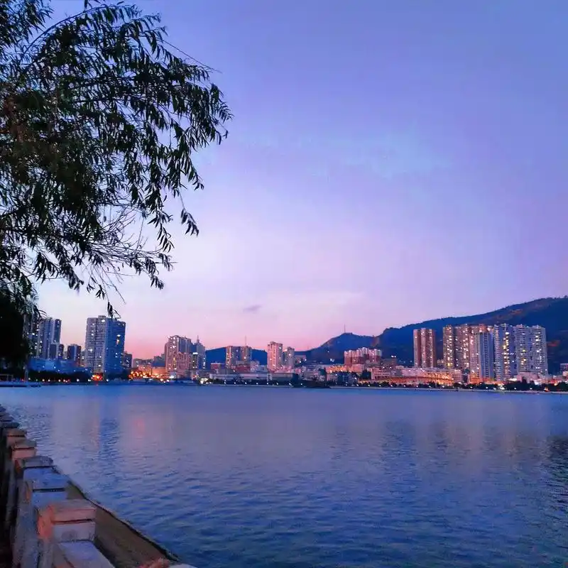 个旧市金湖夜景.个旧市金湖夜色,环湖4.4公里,挺美!散步随 - 抖音