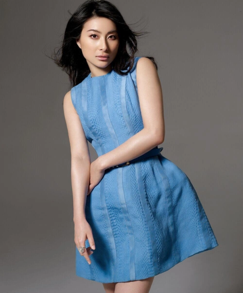 "豪门太太"郭晶晶气质全开!穿印花外套配黑色半身裙,高贵优雅